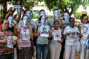 cuban-protesters-obama-mask