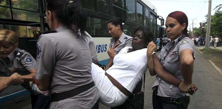 Every Sunday, Cuban agents arrest dozens of Ladies in White for their peaceful protests. (<a href="https://twitter.com/idolidiadarias/status/643402595130822656" target="_blank">Reporta Cuba</a>)