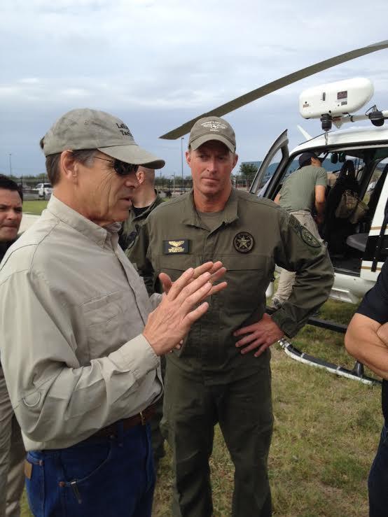 Rick Perry talks to a National Guard soldier in the Rio Grande Valley