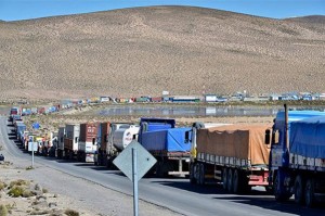 Bolivian trucks form a line as they wait for clearance at the striking Chile's customs offices. (La Razón)