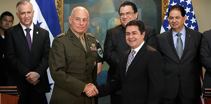 US General John Kelly, in charge of military operations in Latin America, with Juan Orlando Hernández, president of Honduras
