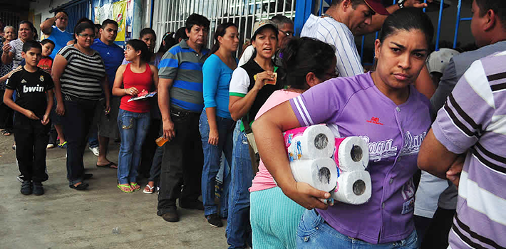 Venezuelans wait in line for hours to buy first necessity goods. Source: El Periódico.