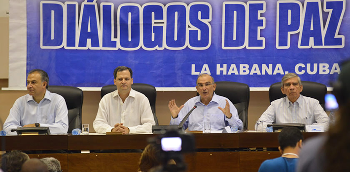 Los generales Oscar Naranjo y Jorge Enrique Mora, junto con Humberto de la Calle y el Alto comisionado para la paz