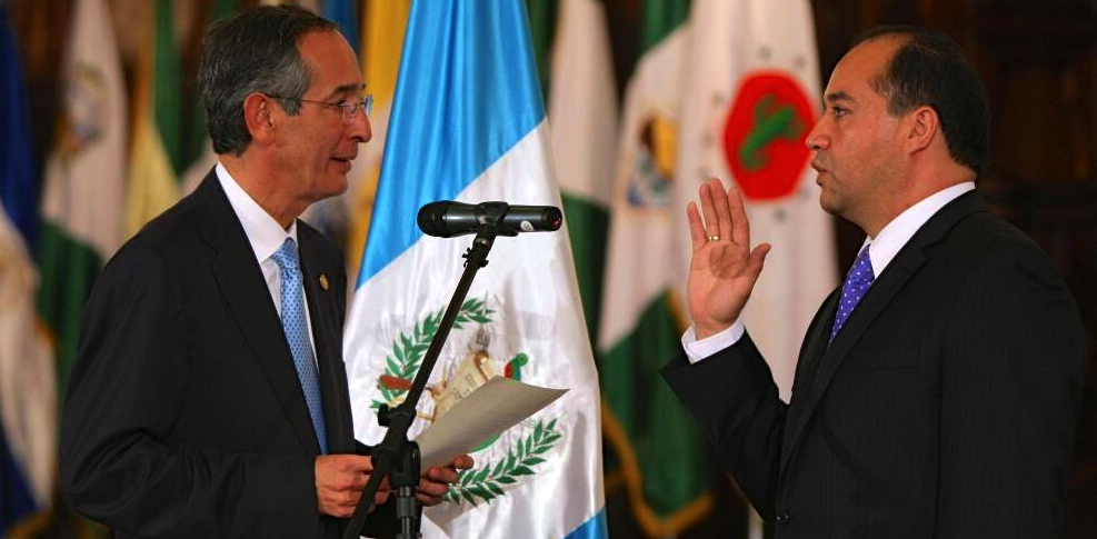 President Álvaro Colom swears in Conrado Reyes as Guatemala's new attorney general in 2010. (@elPeriodico)