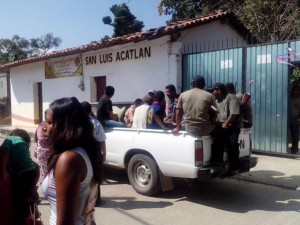 Members of the CRAC community police at Igualapa clashed with state police officers (Agencias ACG)
