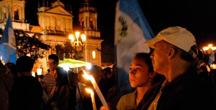 Protesters marched from the Supreme Court building to the presidential palace in Guatemala City to demand President Pérez Molina step down. 