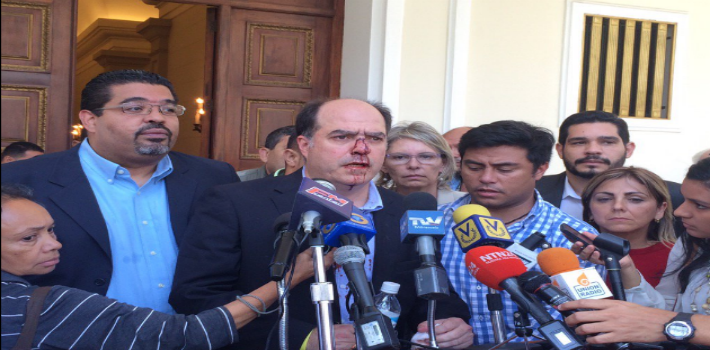 Chavistas golpearon brutalmente a diputados opositores en el CNE