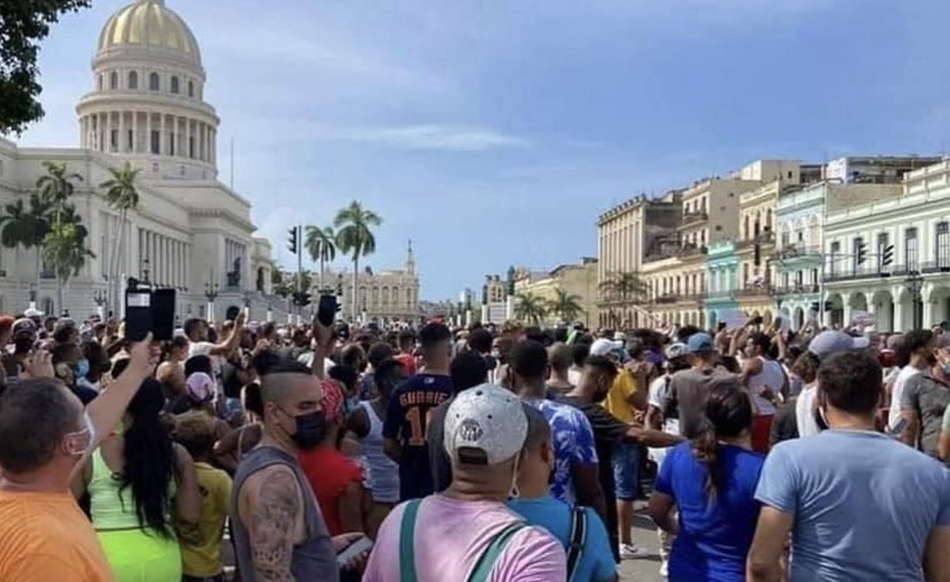 Cuba pierde el miedo y se levanta contra la dictadura al grito de "libertad"