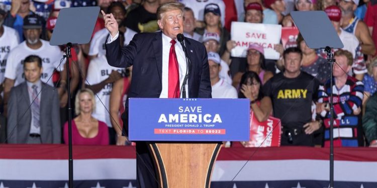 Multitud recibe a Trump con la consigna «Salva a EEUU»