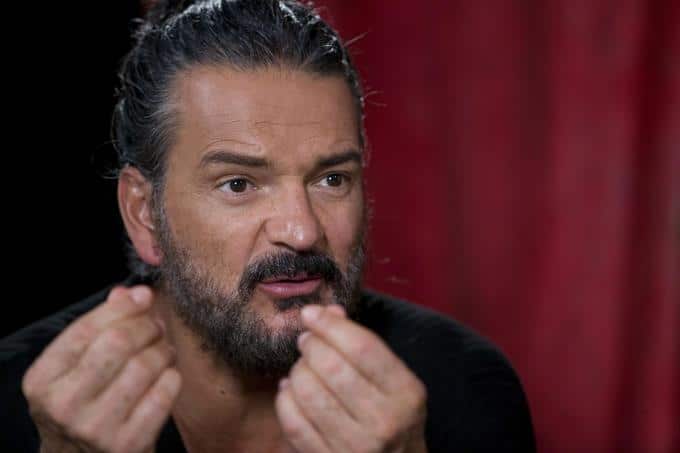 Ricardo Arjona: ahora, en contra del lenguaje inclusivo, el barbijo y los  "32 géneros"