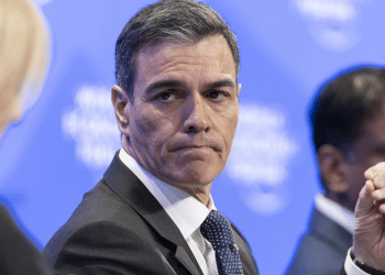 Pedro Sánchez revela en Davos su plan déspota para controlar las redes sociales