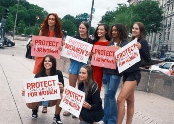 Trump prohíbe competir en deportes femeninos a hombres biológicos