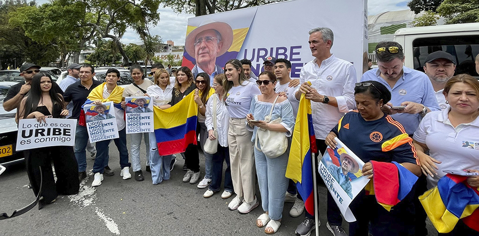 Manifestacion-a-favor-de-Uribe-X