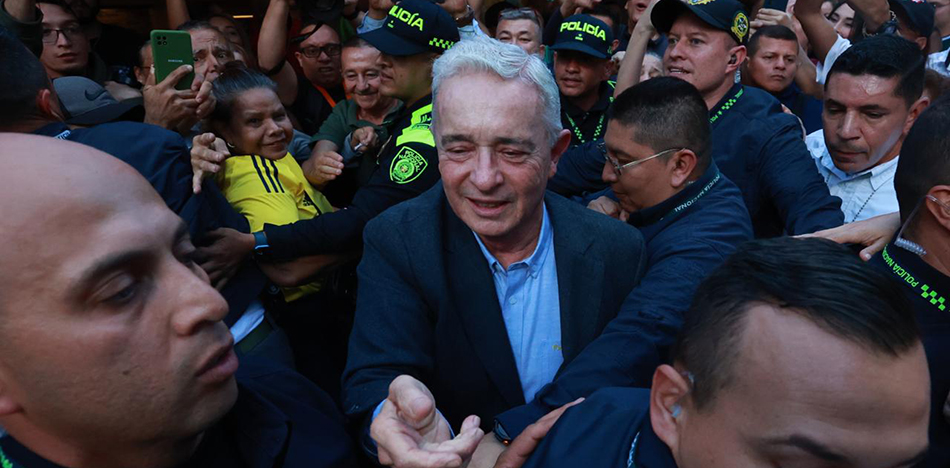 Primer mitin de Uribe tras quedar en libertad: "Vamos a ganar tranquilamente"