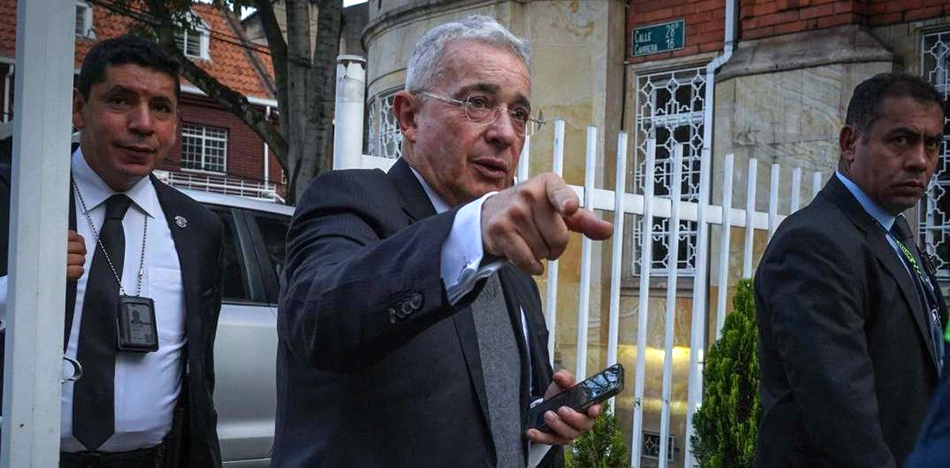 Expresidente Álvaro Uribe es condenado a 12 años de prisión domiciliaria