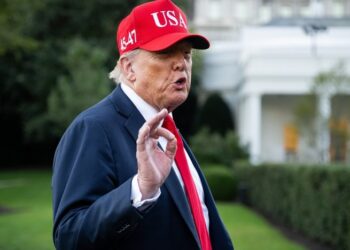 Trump confirma otro ataque a barco con drogas en el Caribe y sugiere operativos en tierra