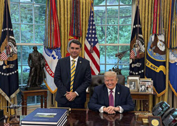 Flávio Bolsonaro promete a Trump adherirse a la alianza Escudo de las Américas si gana la Presidencia
