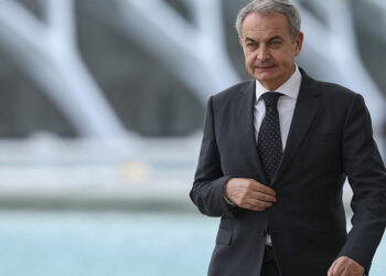 El riesgo de fuga de Zapatero: un boleto a Caracas y un soplón del PSOE