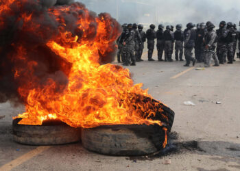 Bolivia, sumida en caos: dos policías heridos de bala y seis detenidos dejó desbloqueo de una vía