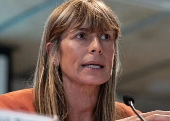 Esposa de Pedro Sánchez a juicio, sin pasaporte y con prohibición de salida del país