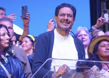 Iván Cepeda reacciona con patadas de ahogado y claro tono de derrota