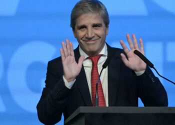 ‘Toto’ Caputo fulminó a Axel Kicillof y su desastre kirchnerista: «La gente sabe que es el infierno»