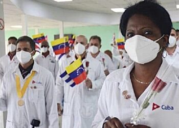Se acabó el negocio del castrismo con médicos cubanos en Venezuela