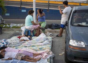Rostros de la devastación: habitantes de La Guaira duermen a la intemperie tras los terremotos