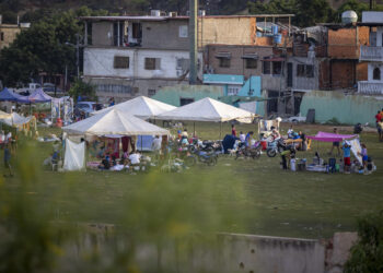 Rostros de la devastación: habitantes de La Guaira duermen a la intemperie tras los terremotos