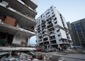 El grito ahogado de auxilio en Catia La Mar, una ciudad devastada que espera por rescatistas