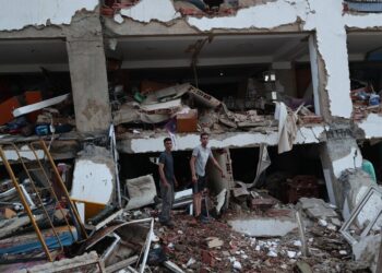 El grito ahogado de auxilio en Catia La Mar, una ciudad devastada que espera por rescatistas