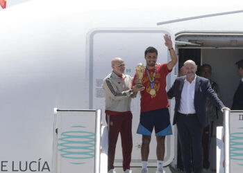 Selección española aterriza en Madrid con el trofeo de campeones del mundo