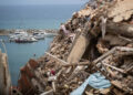 Centenares de víctimas de los terremotos que aún están sin identificar son enterradas en fosas