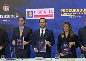 De la Espriella acorrala a Petro en la Fiscalía: las 80 razones por las que querría irse del país
