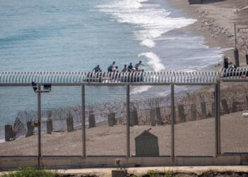 El negocio de las mafias en Ceuta: traslados de inmigrantes a la Península a 7000 euros por persona