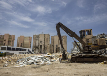 Casi dos meses después de los terremotos, La Guaira se debate entre precariedad y resistencia