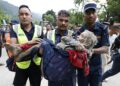 Al menos 16 muertos y 400 sin contacto en Nepal tras una riada en la frontera con China