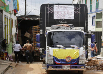 Vehículos de ayuda humanitaria toman las carreteras de Colombia ante la tragedia