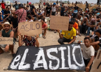 Migrantes irregulares exigen asilo en Ceuta y ministra de Pedro Sánchez es abucheada