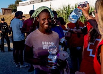 España prepara el traslado de 500 niñas migrantes de Ceuta a la península