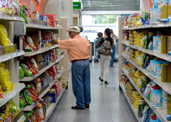 Venezolanos sobreviven con un salario mínimo que no cubre ni 1 % de la canasta alimentaria