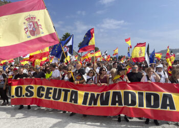 Bandera con «SOS, Ceuta invadida» ondea en nueva protesta en el enclave de España