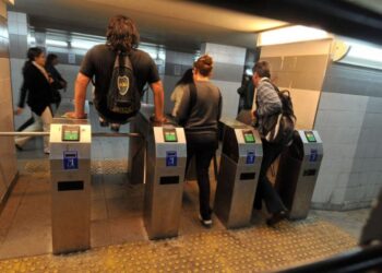 La «travesura» que indigna a pasajeros argentinos e ilustra la decadencia que se debe acabar