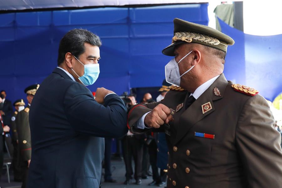 Una veintena de expresidentes condena la ficción electoral de Maduro