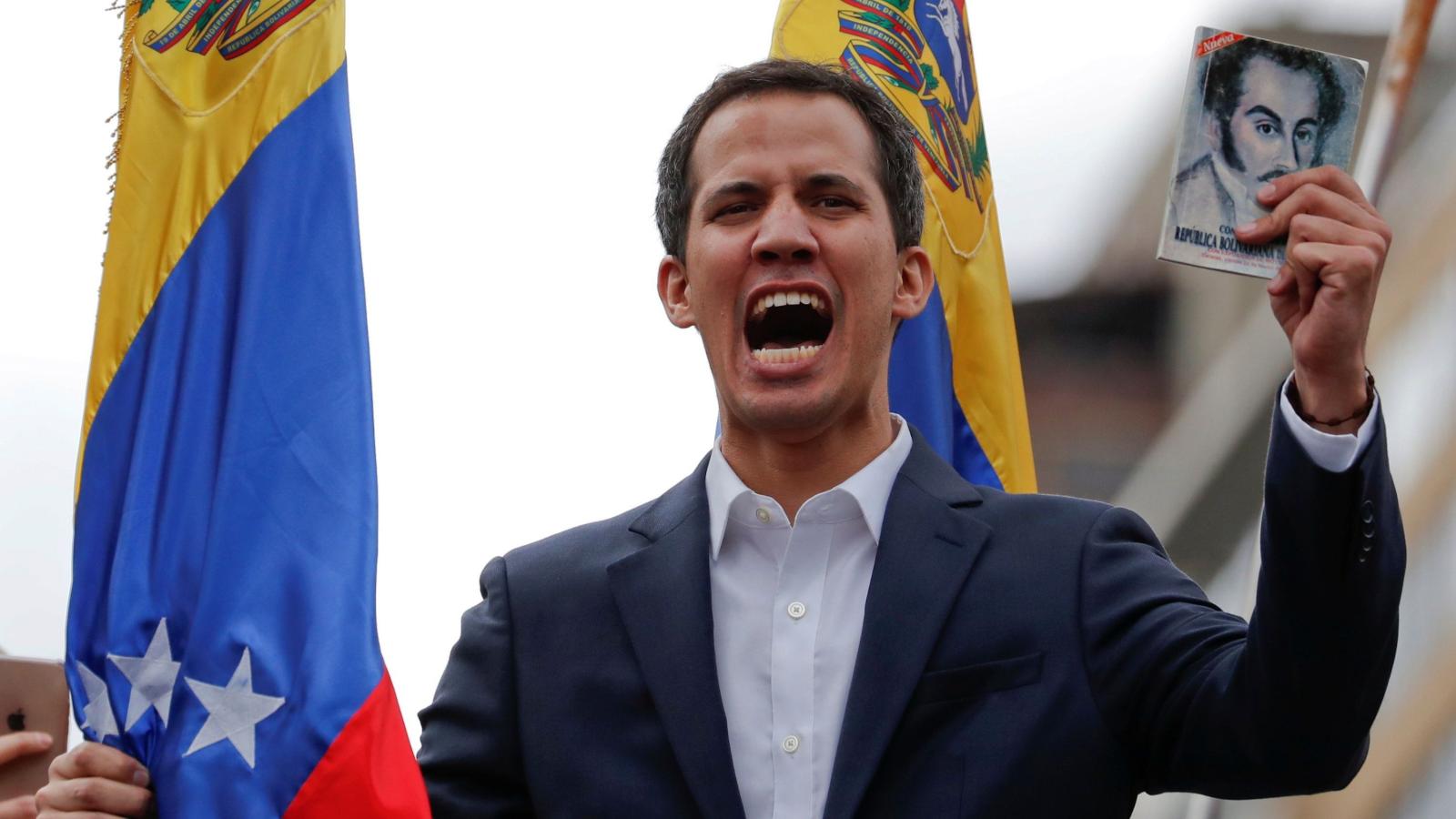 De forma simultánea, algunos medios venezolanos destituyen a Juan Guaidó
