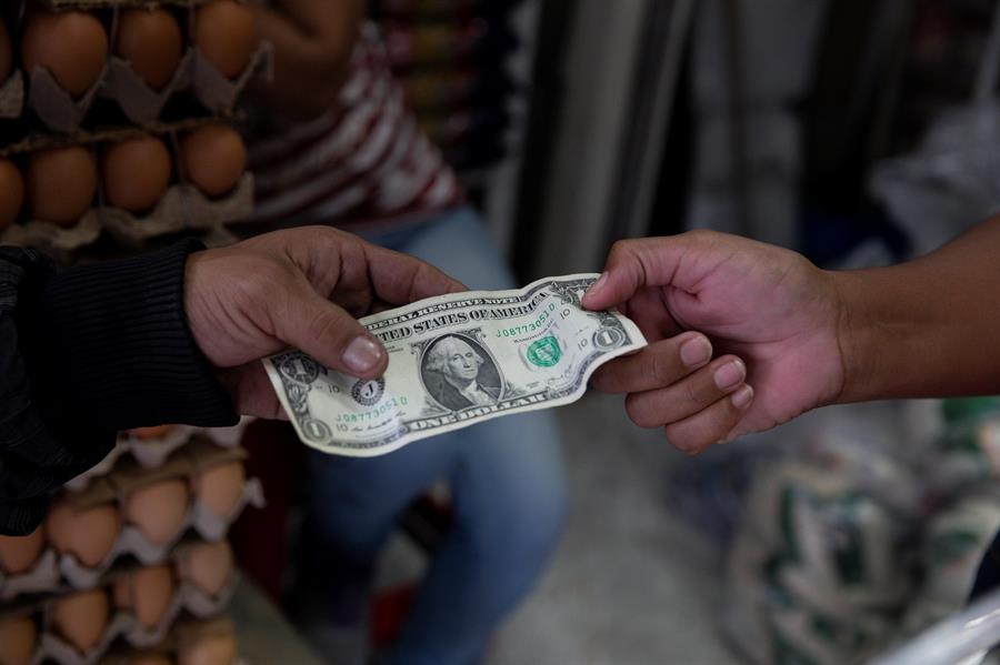 El Banco Central de Cuba informó que se suspende temporalmente la aceptación de depósitos bancarios en efectivo de dólares estadounidenses.