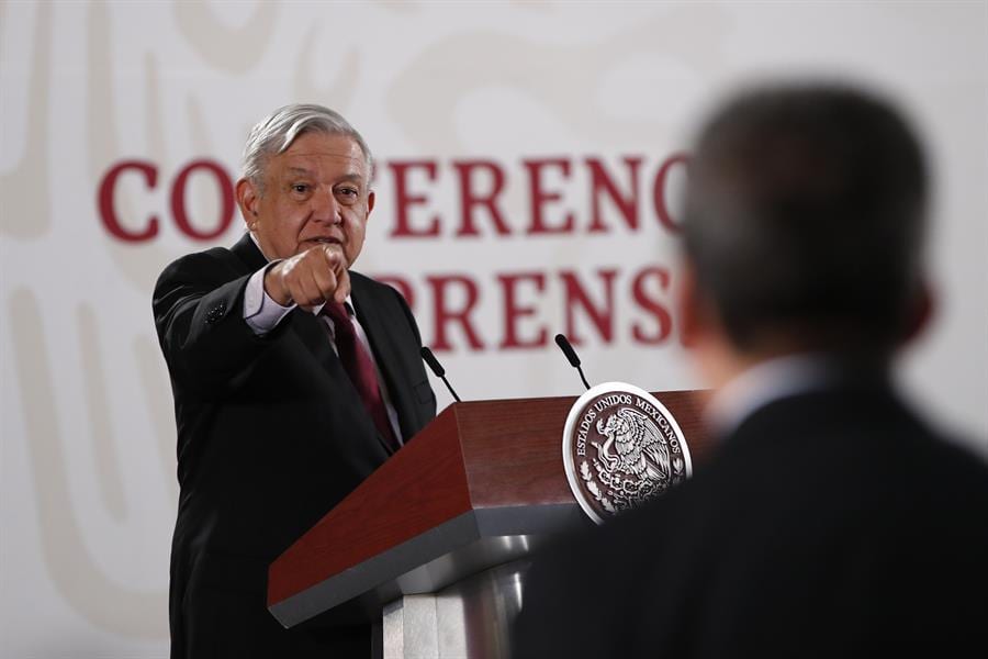 Economía mexicana sufre peor retroceso en una década, AMLO lo niega
