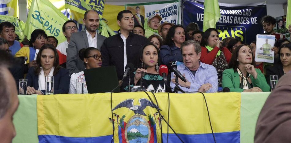 Correístas destituyen