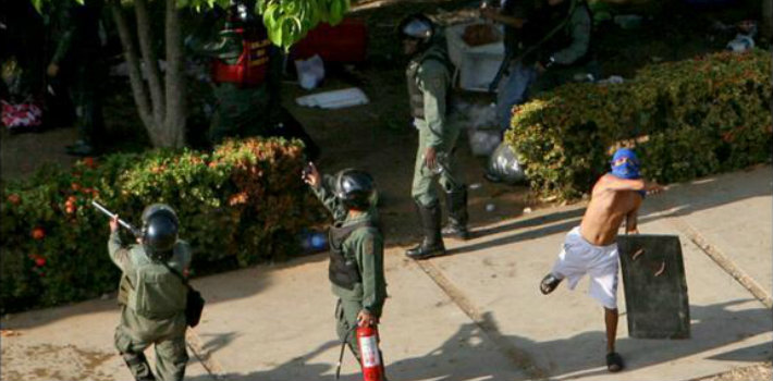 Venezuela: Imágenes revelan guardias nacionales infiltrados en protestas para crear violencia