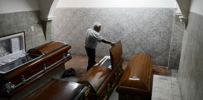 Venezuela: por escasez de madera entierran a muertos en urnas de cartón